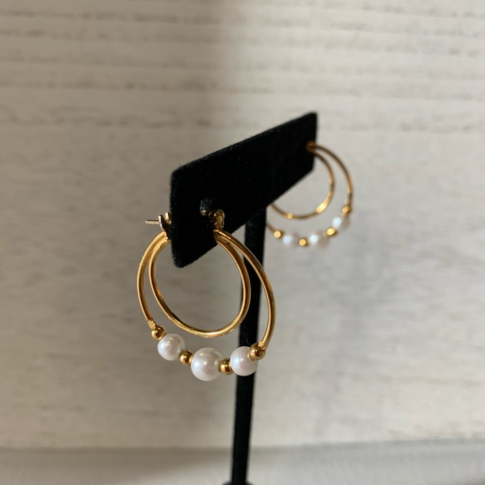 Classic earrings pearl and gold-tone hoops